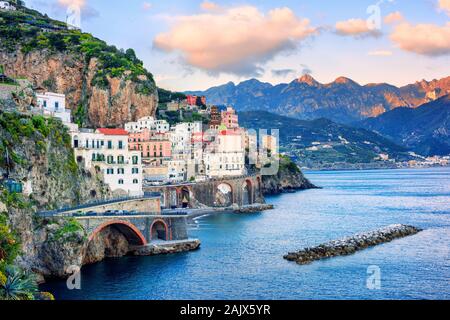 Atrani città sul Mediterraneo spettacolare costiera amalfitana, Napoli, Italia, nella luce del tramonto Foto Stock