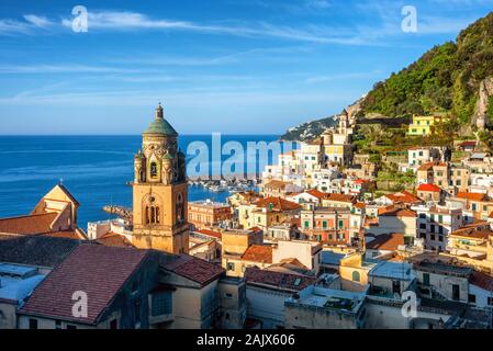 Amalfi storica città vecchia sul mediterraneo della costiera amalfitana e della Penisola Sorrentina, Italia Foto Stock