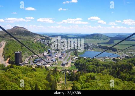 Bella vista della montagna punto con un dispositivo di sollevamento aereo nella stazione sciistica in Auvergne Foto Stock