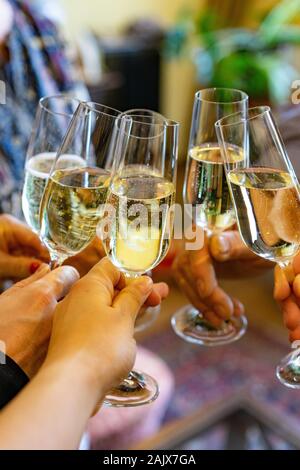 La tostatura con bicchieri di champagne in interni ritratto verticale . Foto Stock