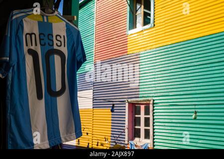 La maglietta argentina di Lionel Messi esposti accanto ai pittoreschi edifici del quartiere di La Boca a Buenos Aires, Argentina. Caminito è un tr Foto Stock