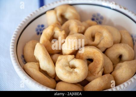 Taralli, toroidale Italian snack, comune in tutta la metà meridionale della penisola italiana. Un cracker simile a texture di un grissino Foto Stock
