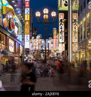 Dōtonbori è una delle principali mete turistiche di Osaka in Giappone. Storicamente un Theatre District, ora è una popolare area di vita notturna Foto Stock