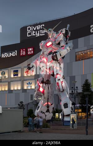 Un full-scala Gundam statua dalla serie Mobile Suit Gundam Unicorn è installato al di fuori del Odaiba DiverCity Tokyo Plaza, a Tokyo, Giappone Foto Stock