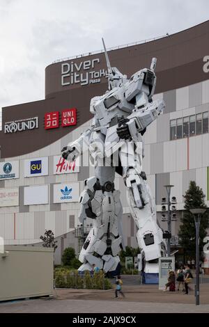 Un full-scala Gundam statua dalla serie Mobile Suit Gundam Unicorn è installato al di fuori del Odaiba DiverCity Tokyo Plaza, a Tokyo, Giappone Foto Stock