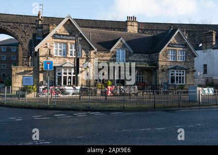 Ingresso alle sorgenti Shopping Center da giardini in primavera, Buxton, Derbyshire, Regno Unito Foto Stock