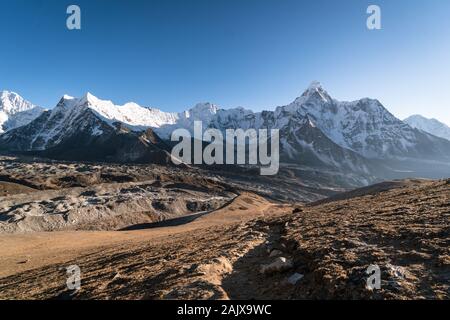 Splendida vista dell'Ama Dablam picco derivante dal Chukung Ri viewpoint sul campo base Everest trek in Himalaya in Nepal Foto Stock