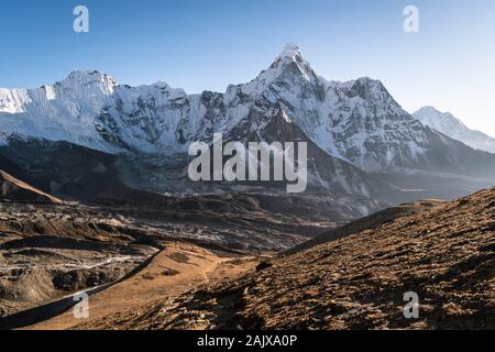 Splendida vista dell'Ama Dablam picco derivante dal Chukung Ri viewpoint sul campo base Everest trek in Himalaya in Nepal Foto Stock