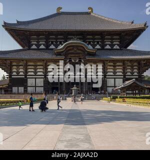 Tōdai-ji (東大寺, orientale grande tempio) è un tempio buddista del complesso che una volta era uno dei potenti sette grandi templi, situato nella città di Nara. Foto Stock