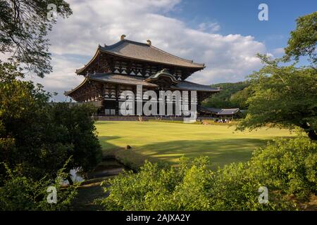 Tōdai-ji (東大寺, orientale grande tempio) è un tempio buddista del complesso che una volta era uno dei potenti sette grandi templi, situato nella città di Nara. Foto Stock