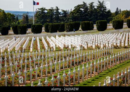 La massa tomba monumento alla francese e tedesco e soldati hanno perso durante la battaglia di Verdun, la prima guerra mondiale, 1916 con il cimitero francese per i musulmani. Foto Stock