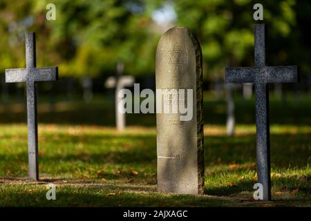 Una prima guerra mondiale cimitero tedesco in Francia con sia nella cultura cristiana che in quella ebraica graves fianco a fianco Foto Stock