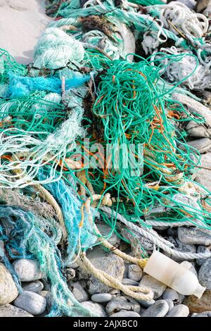 Spiaggia litter - mostra di plastica e detriti di corda Foto Stock