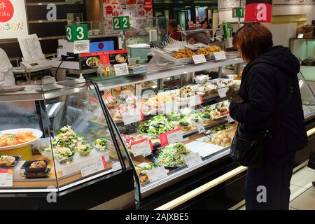 Il mercato alimentare dei grandi magazzini Isetan alla stazione ferroviaria JR di Kyoto in Giappone. Foto Stock