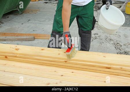 Lavoratore l'applicazione di smalto su pannelli in legno Foto Stock