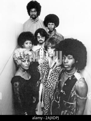 SLY E LA PIETRA della FAMIGLIA foto promozionale del gruppo americano nel 1969. In senso orario dall'alto: Larry Graham, Freddie Pietra, Greg Errico, Sly Stone, Rosa Pietra, Cynthia Robinson, Jerry Martini Foto Stock