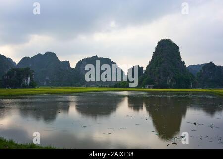 Ninh Bing campagne e colline rocciose Foto Stock