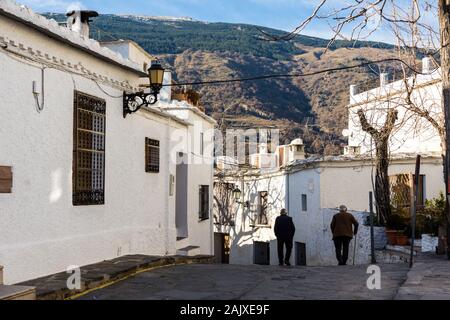 Capileira, La Alpujarra, Alpujarras, regione di Granada, Andalusia, Spagna. Alti uomini a piedi nel villaggio di alta montagna. Foto Stock