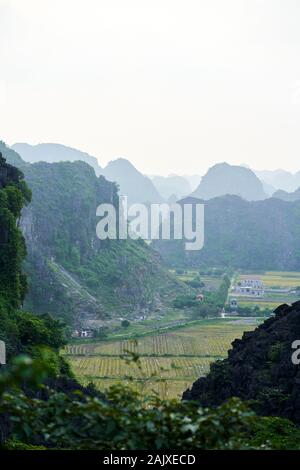 Ninh Bing campagne e colline rocciose Foto Stock