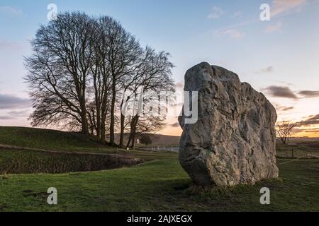 Avebury, Wiltshire, un vasto henge neolitico monumento costruito intorno al 3000 A.C. Una delle pietre del portale segnando l'ingresso meridionale al cerchio interno Foto Stock
