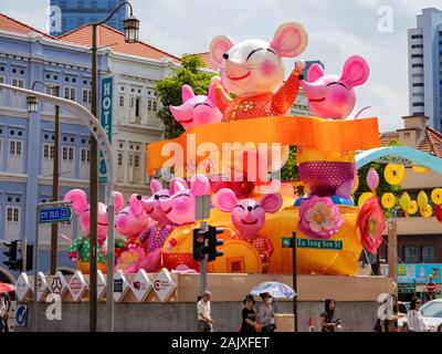 SINGAPORE - 26 dic 2019 - vista diurna del nuovo anno cinese di decorazioni in Singapore Chinatown, Eu Tong Sen Street per celebrare l anno del ratto 2020 Foto Stock