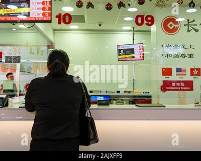 CHINATOWN, Singapore - 26 dic 2019 - Vista della donna cinese presso il bancone di un trasferimento di denaro azienda specializzata nella cessione di denaro da Singapore t Foto Stock