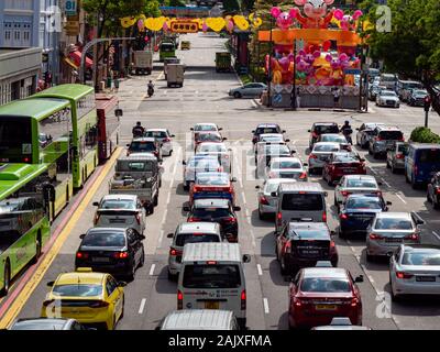 CHINATOWN, Singapore - 26 dic 2019 - Visualizzazione del segnale di occupato il traffico congestionato. I veicoli in attesa in una red-light giunzione lungo nuovo Bridge Road a Singapore Chinatow Foto Stock