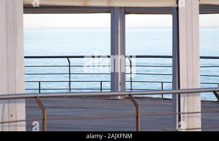 Bella terrazza di un attico moderno, vista lago. Visualizzazione isolata del balcone con ringhiera di protezione al di sopra del mare. Foto Stock