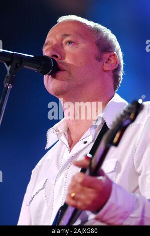 Verona Italia 18/09/2004, Arena : Mark Knopfler in concerto durante l'evento musicale "Festivalbar 2004". Foto Stock