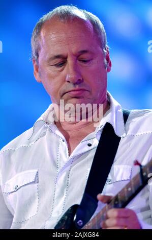 Verona Italia 18/09/2004, Arena : Mark Knopfler in concerto durante l'evento musicale "Festivalbar 2004". Foto Stock