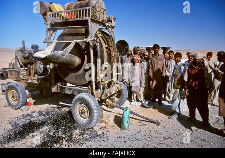 I lavoratori stanno facendo per la costruzione di strade a mano tra Taftan e Quetta Foto Stock