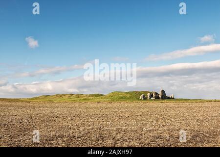 West Kennet (o) Kennet Long Barrow vicino ad Avebury, Wiltshire, Regno Unito. Un Neolitico tumulo o chambered tomba, costruita intorno al 3700 A.C. Foto Stock