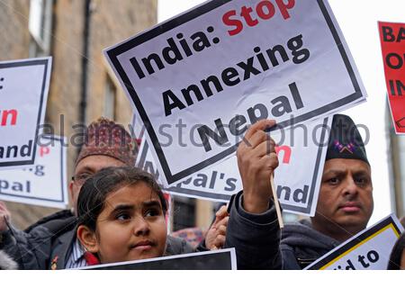 Edimburgo, Scozia, Regno Unito. Il 6 gennaio 2020. Kalapani appartiene al Nepal! Torna off India. Una mappa territoriale pubblicato dal governo dell India in ottobre 2019 indebitamente raffigura il nepalese territori sovrani Kalapani, Lipulekh e Limpiyadhura come parti dell India. La dimostrazione al di fuori del Consolato Generale d'India in Rutland Square per agitare ed educare circa la vera India Nepal/Problema di frontiera prima che venga dimenticata. Protesta organizzata da NRNA della Scozia. Credito: Craig Brown/Alamy Live News Foto Stock