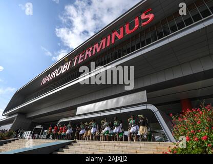 (200106) -- PECHINO, Gennaio 6, 2020 (Xinhua) -- la gente ballare per celebrare il lancio di Nairobi-Naivasha Ferrovia (SGR) cargo service a Nairobi, in Kenya, a Dic. 17, 2019. (Xinhua/Li Yan) Foto Stock