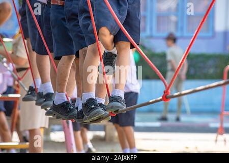 I bambini camminando sul filo di corda sta svolgendo l'attività. Foto Stock