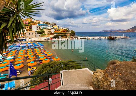 Panorama del Porto con navi, barche, la spiaggia e il faro in Bali all'alba, Rethimno, Creta, Grecia. Famosa località turistica estiva nel villaggio di Bali, vicino Foto Stock