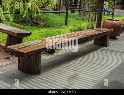 Vecchie sedie di legno nei corridoi Foto Stock