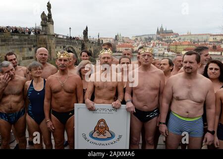 Praga, Repubblica Ceca. Il 6 gennaio, 2020. I nuotatori polare unire il tradizionale dei tre re nuotare nel fiume Moldava a Praga Repubblica Ceca, 06 gennaio 2020. I ventilatori nuotatori ogni anno per Brave le fredde acque per una nuotata il giorno dell'Epifania. Circa sessanta nuotatori ha preso parte in presenza di acqua a temperature di 3 gradi centigradi. Credito: Slavek Ruta/ZUMA filo/Alamy Live News Foto Stock