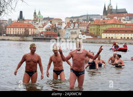 Praga, Repubblica Ceca. Il 6 gennaio, 2020. I nuotatori polare unire il tradizionale dei tre re nuotare nel fiume Moldava a Praga Repubblica Ceca, 06 gennaio 2020. I ventilatori nuotatori ogni anno per Brave le fredde acque per una nuotata il giorno dell'Epifania. Circa sessanta nuotatori ha preso parte in presenza di acqua a temperature di 3 gradi centigradi. Credito: Slavek Ruta/ZUMA filo/Alamy Live News Foto Stock