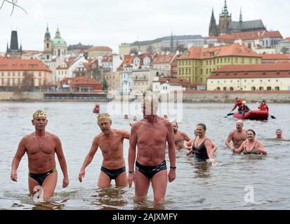 Praga, Repubblica Ceca. Il 6 gennaio, 2020. I nuotatori polare unire il tradizionale dei tre re nuotare nel fiume Moldava a Praga Repubblica Ceca, 06 gennaio 2020. I ventilatori nuotatori ogni anno per Brave le fredde acque per una nuotata il giorno dell'Epifania. Circa sessanta nuotatori ha preso parte in presenza di acqua a temperature di 3 gradi centigradi. Credito: Slavek Ruta/ZUMA filo/Alamy Live News Foto Stock