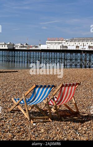 Due sdraio vuote sulla spiaggia Brighton Seaside Resort contea di East Sussex Inghilterra Foto Stock