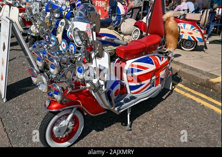 Scooter sul lungomare di visualizzazione Mod weekend in Brighton Inghilterra Foto Stock