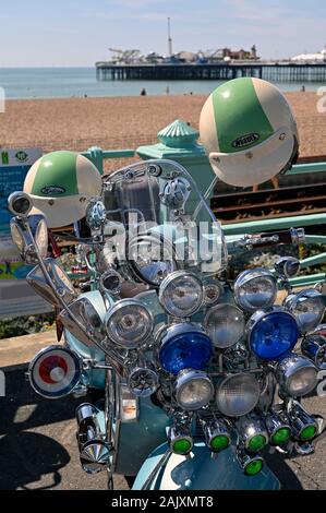 Scooter sul lungomare di visualizzazione Mod weekend in Brighton Inghilterra Foto Stock