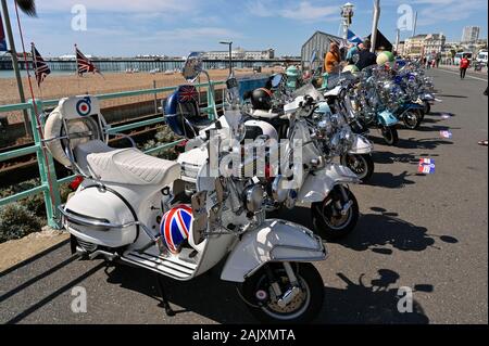 Scooter sul lungomare di visualizzazione Mod weekend in Brighton Inghilterra Foto Stock