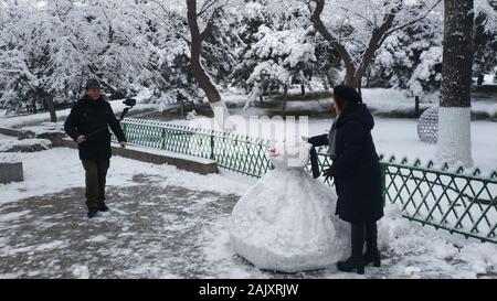 (200106) -- PECHINO, Gennaio 6, 2020 (Xinhua) -- foto scattate con un telefono cellulare mostra le persone che visitano Xuanwuyiyuan giardino dopo la neve a Pechino Capitale della Cina, Gennaio 6, 2020. (Xinhua/Li Bin) Foto Stock