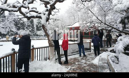 (200106) -- PECHINO, Gennaio 6, 2020 (Xinhua) -- foto scattate con un telefono cellulare mostra le persone che visitano Xuanwuyiyuan giardino dopo la neve a Pechino Capitale della Cina, Gennaio 6, 2020. (Xinhua/Li Bin) Foto Stock