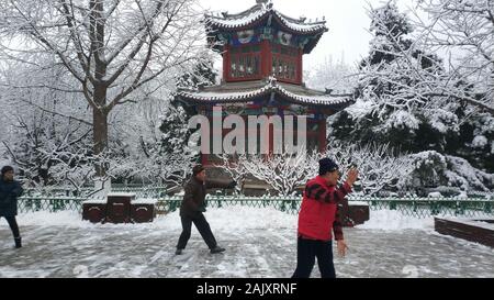 (200106) -- PECHINO, Gennaio 6, 2020 (Xinhua) -- foto scattate con un telefono cellulare mostra le persone che esercitano a Xuanwuyiyuan giardino dopo la neve a Pechino Capitale della Cina, Gennaio 6, 2020. (Xinhua/Li Bin) Foto Stock