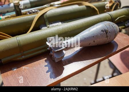 Un mortaio miniera e una mano lanciagranate presso lo stand. Armi di guerra in Ucraina Foto Stock