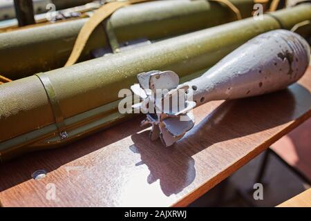 Un mortaio miniera e una mano lanciagranate presso lo stand. Armi di guerra in Ucraina Foto Stock