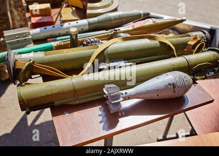 Un mortaio miniera e una mano lanciagranate presso lo stand. Armi di guerra in Ucraina Foto Stock